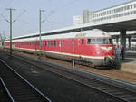 Am 18.08.2007 war die VT08-Einheit, mit VT 08 503 an der Spitze, auf Abschiedstour im Braunschweiger Umland. Gerade war der Zug von seiner ersten Fahrt als Regionalbahn von Schppenstedt zurckgekehrt und wurde am Bahnsteig begutachtet. In Krze wird er in Richtung Salzgitter-Lebenstedt fahren.  