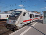 Hier wartet ein langer Intercity (IC 1) mit dem Steuerwagen in Fahrtrichtung auf die Abfahrt in Richtung Hamburg-Altona am Bremer Hauptbahnhof im Mai 2018.