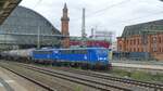 Zwei Elektrolokomotiven der Baureihe 140 der PRESS durchfahren den Bremer Hauptbahnhof.