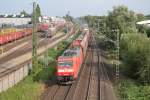 185 049 rollt mit einem Sandzug am 11.8.2009 durch Bremen-Seebaldsbrck gen Norden.