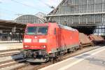 Die 185 010-06 am 4.5.13 bei der Durchfahrt des Bremer HBF mit Stahlplatten im Schlepptau auf dem Weg nach Norden.