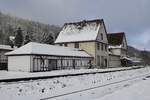 Von meinen vergangenen Besuchen hatte ich den Bahnhof von Brilon Wald als heruntergekommen und wenig einladend in Erinnerung, umso schöner, dass ich das Empfangsgebäude am 09.01.2021 restauriert angetroffen habe. In diesem Jahr soll  er als  Waldbahnhof Sauerland  wiedereröffnet werden. Da es neben einem Hotel auch eine Restauration mit Biergarten für Zugreisende geben soll, kann man sich in Zukunft auch einmal länger in diesem Bahnhof aufhalten, ohne ständig auf die Uhr zu sehen, wann denn endlich der Anschlußzug kommt.