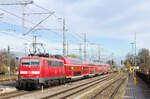 111 027 mit RE72 Memmingen-München am 07.11.2021 in Buchloe.