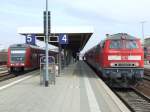 Ein VT 612 und ein RE, gezogen von 218 468, am 22.03.2009 in Buchloe.