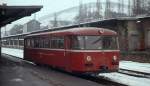 Auf der Strecke von Bullay nach Traben-Trarbach setzte die DB am 20.01.1979 noch einmotorige Schienenbusse ein, hier steht ein Solo-795 abfahrbereit im Banhof Bullay