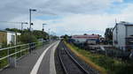 Der offiziel als  Fehmarn-Burg  bezeichnete Bahnhof auf der Insel Fehmarn in seiner Form im Jahr 2018. Im RIS steht er als  Burg(Fehmarn) .
Bald soll hier im Rahmen der FBQ ein zweites Gleis entstehen - oder aber der ganze Bahnhof an das Hauptgleis nach Puttgarden verlegt werden.
Burg (Fehmarn), der 11.8.2018