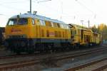 218 287-1 der Bahnbau Gruppe am 31.10.2011 bei einem kurzen Zwischenstopp im Bahnhof Coburg.