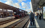 Lichterfahrt ins Lausitzer Braunkohlerevier

Die 50 3648-8 (50 967) wurde zum Besuchermagneten, als sie sich in Cottbus Hbf auf Gleis 5 an den Sonderzug von Dresden Hbf setzte. Zusammen mit dem Sonderzug von Leipzig Hbf geht es dann als Parallelfahrt bis Peitz Ost. Dort werden beide Zugteile dann vereinigt und durch das Werksbahn-Netz der LEAG geführt.

🧰 Sächsisches Eisenbahnmuseum e.V. (SEM) | Lausitzer Dampflok Club e.V. (LDC)
🚝 DZ 31978 Dresden Hbf–Peitz Ost
🕓 5.11.2022 | 12:01 Uhr