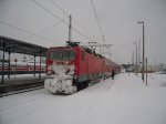 143 574 steht mit weiem Bart in Cottbus Hbf vor dem RE 11 nach Frankfurt Oder  02.01.2010