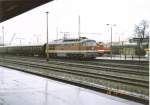 132 563-8 mit Personenzug Ri Zittau im Bahnhof Cottbus, im Hintergrund teilweise verdeckt 243-257-7  Scanfoto: Uwe Wstenhagen 1991