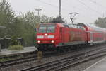 Bei strömendem Regen erreicht 146 109 mit RE 5345 nach Basel SBB am 01.09.2015 den Bahnhof Denzlingen.