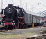 01 1066 hat mit ihrem Sonderzug von Trier nach Saarbrcken einen Halt in Dillingen-Saar eingelegt. Das Osterwochenende 2010 war ziemlich verregnet, dennoch hatte das Dampfspektakel 2010 an Saar - Mosel und in der Eifel regen Zuspruch.
Leider hatte ich zu dieser Zeit nur eine 5 Megapixel Kamera von Kodak.
03.04.2010