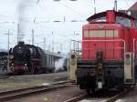 01 1066 hat mit ihrem Sonderzug von Trier nach Saarbrcken einen Halt in Dillingen-Saar eingelegt. Das Osterwochenende 2010 war ziemlich verregnet, dennoch hatte das Dampfspektakel 2010 an Saar - Mosel und in der Eifel regen Zuspruch. Leider hatte ich zu dieser Zeit nur eine 5 Megapixel Kamera von Kodak.
Im Vordergrund hat 294 957-6 ihren freien Tag. 03.04.2010