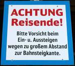 Ein nahezu historisches Schild warnt Reisende vor der Lücke zwischen Zug und Bahnsteigkante im Bahnhof Doberlug-Kirchhain auf Gleis 1.