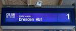 Der Zugzielanzeiger im Bahnhof Doberlug-Kirchhain auf Gleis 1 kündigt RE 18440 (RE18 |  Striezelmarkt-Express ) von Berlin Südkreuz nach Dresden Hbf über Elsterwerda und