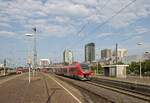 632 614 verlässt Dortmund Hbf als RB 53 in Richtung Iserlohn, während 633 616 und 422 078 gerade dank Verspätung parallel eingefahren sind (19.06.2022)