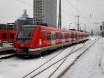 Ein DB 422 steht am 27.12.2010 als Zug der Linie S5/S8  nach Mnchengladbach im Dortmunder Hauptbahnhof.