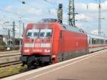 Beim Halt im Dortmund nutzte der Lokführer der 101 039-6 die Zeit um sich wieder klare Sicht zu verschaffen.
