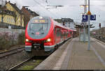 632 113-6 (Pesa Link) und ein unbekannter Schwesterhai haben im Bahnhof Dortmund-Hörde auf Gleis 4 Fahrgäste eingesammelt.