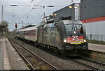 182 560-3 (Siemens ES64U2-060), die an den Fall der Berliner Mauer vor nunmehr 32 Jahren (nicht 25) erinnert, trifft verspätet mit ihrem bunten Wagenpark im Bahnhof Dortmund-Hörde auf Gleis