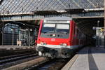 Bybdzf 482.1 (y-Steuerwagen) mit weiteren 7 (A)By-Wagen und 143 306-9 am Zugende als RE 18440 von Berlin Südkreuz nach Dresden Hbf (Striezelmarkt-Express) steht im Endbahnhof Dresden Hbf und