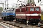 211 030-2 und EGP 225 002-5 in Dresden Hbf, am 08.04.2017.