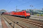 146 012 macht sich am 30.9.2017 mit der S1 von Meißen Triebischtal nach Schöna im Dresdener Hauptbahnhof auf den Weg.