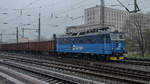 Die Elektrolokomotive 372 008-3 war Anfang April 2017 mit einem Güterzug in der Nähe des Dresdener Hauptbahnhofes zu sehen.