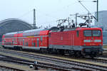 Die Elektrolokomotive 112 146-6 war Anfang April 2017 mit einem zweiteiligen Doppelstockwagen in Dresden abgestellt.