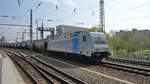 Die 185 689-7 mit einem Güterzug, gesehen Anfang April 2017 in der Nähe des Dresdener Hauptbahnhofes.