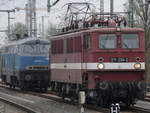 Die Elektrolokomotive 211 030-2 war am Dresdener Hauptbahnhof abgestellt.