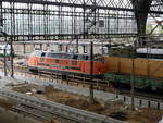 Bei den umfangreichen Bauarbeiten an den Tiefbahnsteigen im Dresdner Hbf ist auch 221 135  (9280 1221 135-7 D-BLC) (ex DB V200)  SCHWATTE LIEBE  mit im Einsatz; 06.05.2019  