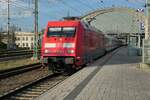 eine IC-Ersatzgarnitur mit führender 101 095, fotografiert am 10.05.2022 in Dresden-Neustadt