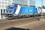 eine der ersten Traxx MS3, 388 003, vor einem Güterzug in Dresden Hauptbahnhof, fotografiert am 11.07.2022