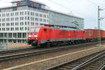 189 015 vor Güterzug in Dresden Hauptbahnhof