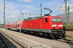 DB 143 821-7 steht mit zwei Doppelstockwagen in Dresden Hbf abgestellt. (11.05.2023)