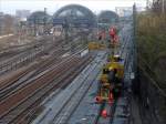 Monteure beim Fertigstellen der Oberleitung, Dresden Hbf., 21.11.2007  