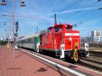 363 235 hat die Wagen fr den  EC Dresden-Prag am Gleis 4a bereitgestellt - DD-Hbf, 23.08.2004  