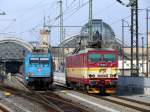 Lokwechsel in Dresden Hbf.: 101 016  unicef  hat den EC 173 Hamburg-Altona - Wien-Sdbahnhof gebracht, die CD Kndelpresse 371 001 bernimmt diesen Zug zur Weiterfahrt bis Prag; 25.02.2009  