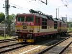 371 002-7 mit einer Schwestermaschine am 20.06.2007 im Dresdner Hauptbahnhof.