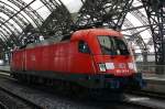 DB 182 003-4 fhrt im Dresdner Hbf auf ein Abstellgleis, um auf den nchsten EC in Richtung Berlin zu warten;  09.10.2010