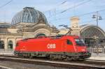 Ein Taurus der BB (1216 237-8) setzt sich in Dresden Hbf vor den verspteten CNL in Richtung Prag.