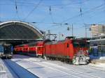 Immer noch vom gestrigen Schneetreiben gezeichnet ist 145 050, die die S1 nach Bad Schandau aus Dresden Hbf zieht; 16.12.2010