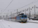 Mit +40 und einer Wolke aufgewirbelten frischen Schnee bringt CD 371 201  Gottlieb  (ex DB 180 001) den EC 176 aus Brno (Brnn) nach Dresden Hbf. (15.12.2010)
