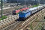 BR 1042 520-8 mit einem Sonderzug vom Kirchentag in Dresden kurz nach der Ausfahrt aus dem Hauptbahnhof, 05.06.2011