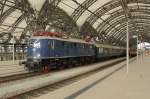 Mit einem Sonderzug der Eisenbahnfreunde Treysa nach Gieen wartet E18 047 (118 047-0) in Dresden Hbf auf die Abfahrt.