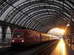 Im Schein der Abendsonne steht der EN 477 nach Budapest bereit; Dresden Hbf, 25.07.2012
