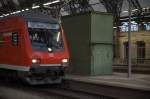 Man findet sie wohl nur noch auf  unsanierten , greren bis  groen Bahnhfen, die markanten Aufzugshuschen, die meistens an 2 Seiten ein Doppeltor hatten.
Dresden Hbf. 18.04.2012   19:53 Uhr 