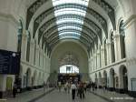 Dresden Hauptbahnhof, neugestaltete Kuppelhalle, Blick in Richtung Querbahnsteig - 19.08.2006  