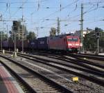 189 012 mit einen Containerzug am Haken fhrt am 14.09.2013 durch den Hauptbahnhof Dresden.